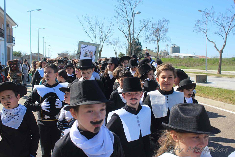 El fin de semana de Carnaval en Miajadas abrió lleno de actividades para el disfrute de pequeños y mayores.Los más pequeños deleitaron a los vecinos con sus desfiles llenos de color, con los colegios Sagrado Corazón, Nuestra Señora de Guadalupe, García Siñeriz o las escuelas Arco Iris, Majetes, y Jardín de Infancia Acuarela.Anoche se celebró el exitoso concurso de disfraces, un calentamiento para el Gran Desfile de Carnaval del sábado. Bajo el lema de este año 'La huerta miajadeña', más de 500 personas se concentraron en la carpa habilitada en la plaza. El primer premio, de 200 euros, fue a parar a manos del grupo de tractores 'El precio justo', el segundo premio, que consistía en 150 euros, fue otorgado al grupo 'Los paradores de Miajadas', y el cheque de 75 euros del tercer premio fue entregado al grupo 'Nos falta un hervor'. 