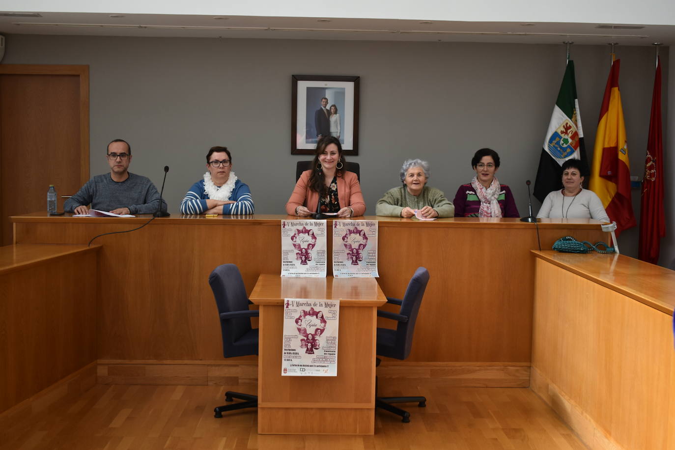 (De izq. a dcha.) Joaquín Sachéz y Toñi Mateo, Técnicos de la Oficina de Igualdad de la Mancomunidad, Isabel Ruiz, Concejala de la mujer e igualdad, Maruja Mañoso, representante de 'Amas de casa y defensa del consumidor', Ana Acero, representante de 'La nacencia', y Paula Cerezo, en representación del Equipo de promoción de la mujer 