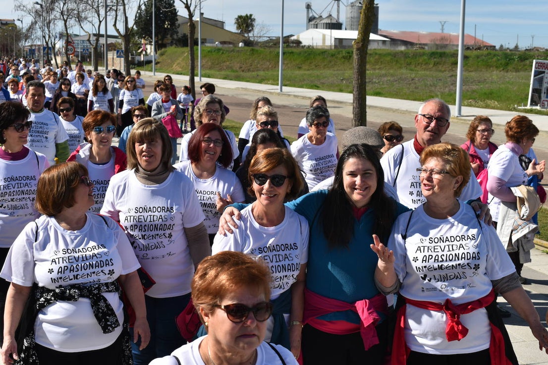 Con motivo del Día de la mujer, 8 de marzo, Miajadas ha destinado esta semana al sexo femenino y a la igualdad de oportunidades bajo el lema 'Soñadoras, atrevidas, apasionadas, inteligentes, lindas,…'. Las actividades culminaron ayer día 7 de marzo con la concentración de los vecinos de los municipios de la Mancomunidad Zona Centro en la localidad, donde celebraron un día de deporte reivindicativo, con la 'V marcha popular de la mujer', en la que participaron 1.200 personas, una Master Class de zumba y la performance 'De mujer a mujer' ofrecida por Meaxadas Teatro. La guinda del día la puso el sorteo de una bicicleta entre los y las participantes de la marcha, que fue a parar a manos de la alonseña Mari Carmen Guerrero. 