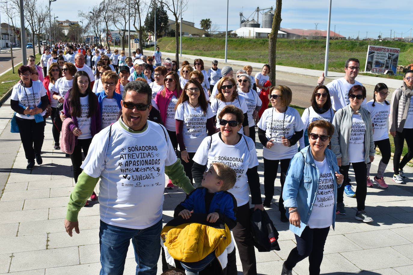 Con motivo del Día de la mujer, 8 de marzo, Miajadas ha destinado esta semana al sexo femenino y a la igualdad de oportunidades bajo el lema 'Soñadoras, atrevidas, apasionadas, inteligentes, lindas,…'. Las actividades culminaron ayer día 7 de marzo con la concentración de los vecinos de los municipios de la Mancomunidad Zona Centro en la localidad, donde celebraron un día de deporte reivindicativo, con la 'V marcha popular de la mujer', en la que participaron 1.200 personas, una Master Class de zumba y la performance 'De mujer a mujer' ofrecida por Meaxadas Teatro. La guinda del día la puso el sorteo de una bicicleta entre los y las participantes de la marcha, que fue a parar a manos de la alonseña Mari Carmen Guerrero. 