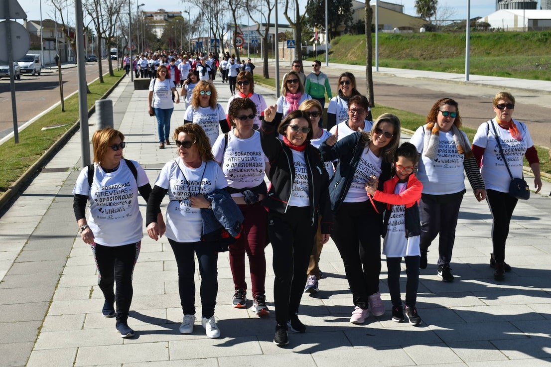 Con motivo del Día de la mujer, 8 de marzo, Miajadas ha destinado esta semana al sexo femenino y a la igualdad de oportunidades bajo el lema 'Soñadoras, atrevidas, apasionadas, inteligentes, lindas,…'. Las actividades culminaron ayer día 7 de marzo con la concentración de los vecinos de los municipios de la Mancomunidad Zona Centro en la localidad, donde celebraron un día de deporte reivindicativo, con la 'V marcha popular de la mujer', en la que participaron 1.200 personas, una Master Class de zumba y la performance 'De mujer a mujer' ofrecida por Meaxadas Teatro. La guinda del día la puso el sorteo de una bicicleta entre los y las participantes de la marcha, que fue a parar a manos de la alonseña Mari Carmen Guerrero. 