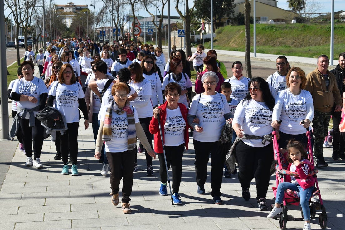 Con motivo del Día de la mujer, 8 de marzo, Miajadas ha destinado esta semana al sexo femenino y a la igualdad de oportunidades bajo el lema 'Soñadoras, atrevidas, apasionadas, inteligentes, lindas,…'. Las actividades culminaron ayer día 7 de marzo con la concentración de los vecinos de los municipios de la Mancomunidad Zona Centro en la localidad, donde celebraron un día de deporte reivindicativo, con la 'V marcha popular de la mujer', en la que participaron 1.200 personas, una Master Class de zumba y la performance 'De mujer a mujer' ofrecida por Meaxadas Teatro. La guinda del día la puso el sorteo de una bicicleta entre los y las participantes de la marcha, que fue a parar a manos de la alonseña Mari Carmen Guerrero. 
