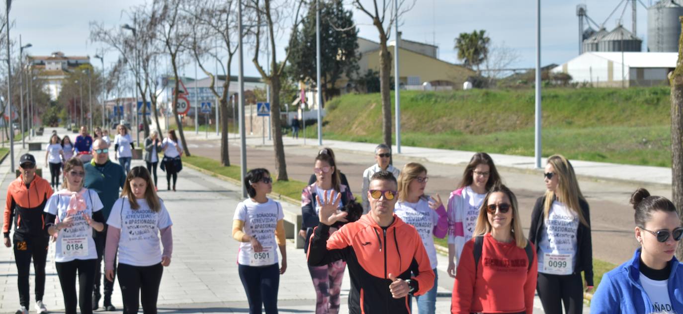 Con motivo del Día de la mujer, 8 de marzo, Miajadas ha destinado esta semana al sexo femenino y a la igualdad de oportunidades bajo el lema 'Soñadoras, atrevidas, apasionadas, inteligentes, lindas,…'. Las actividades culminaron ayer día 7 de marzo con la concentración de los vecinos de los municipios de la Mancomunidad Zona Centro en la localidad, donde celebraron un día de deporte reivindicativo, con la 'V marcha popular de la mujer', en la que participaron 1.200 personas, una Master Class de zumba y la performance 'De mujer a mujer' ofrecida por Meaxadas Teatro. La guinda del día la puso el sorteo de una bicicleta entre los y las participantes de la marcha, que fue a parar a manos de la alonseña Mari Carmen Guerrero. 