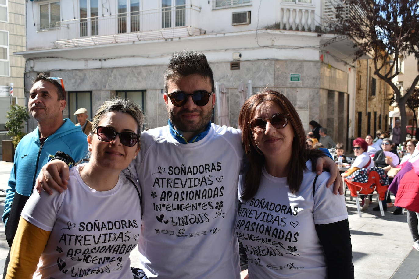 Con motivo del Día de la mujer, 8 de marzo, Miajadas ha destinado esta semana al sexo femenino y a la igualdad de oportunidades bajo el lema 'Soñadoras, atrevidas, apasionadas, inteligentes, lindas,…'. Las actividades culminaron ayer día 7 de marzo con la concentración de los vecinos de los municipios de la Mancomunidad Zona Centro en la localidad, donde celebraron un día de deporte reivindicativo, con la 'V marcha popular de la mujer', en la que participaron 1.200 personas, una Master Class de zumba y la performance 'De mujer a mujer' ofrecida por Meaxadas Teatro. La guinda del día la puso el sorteo de una bicicleta entre los y las participantes de la marcha, que fue a parar a manos de la alonseña Mari Carmen Guerrero. 