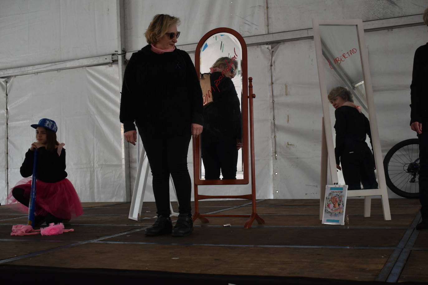 Con motivo del Día de la mujer, 8 de marzo, Miajadas ha destinado esta semana al sexo femenino y a la igualdad de oportunidades bajo el lema 'Soñadoras, atrevidas, apasionadas, inteligentes, lindas,…'. Las actividades culminaron ayer día 7 de marzo con la concentración de los vecinos de los municipios de la Mancomunidad Zona Centro en la localidad, donde celebraron un día de deporte reivindicativo, con la 'V marcha popular de la mujer', en la que participaron 1.200 personas, una Master Class de zumba y la performance 'De mujer a mujer' ofrecida por Meaxadas Teatro. La guinda del día la puso el sorteo de una bicicleta entre los y las participantes de la marcha, que fue a parar a manos de la alonseña Mari Carmen Guerrero. 