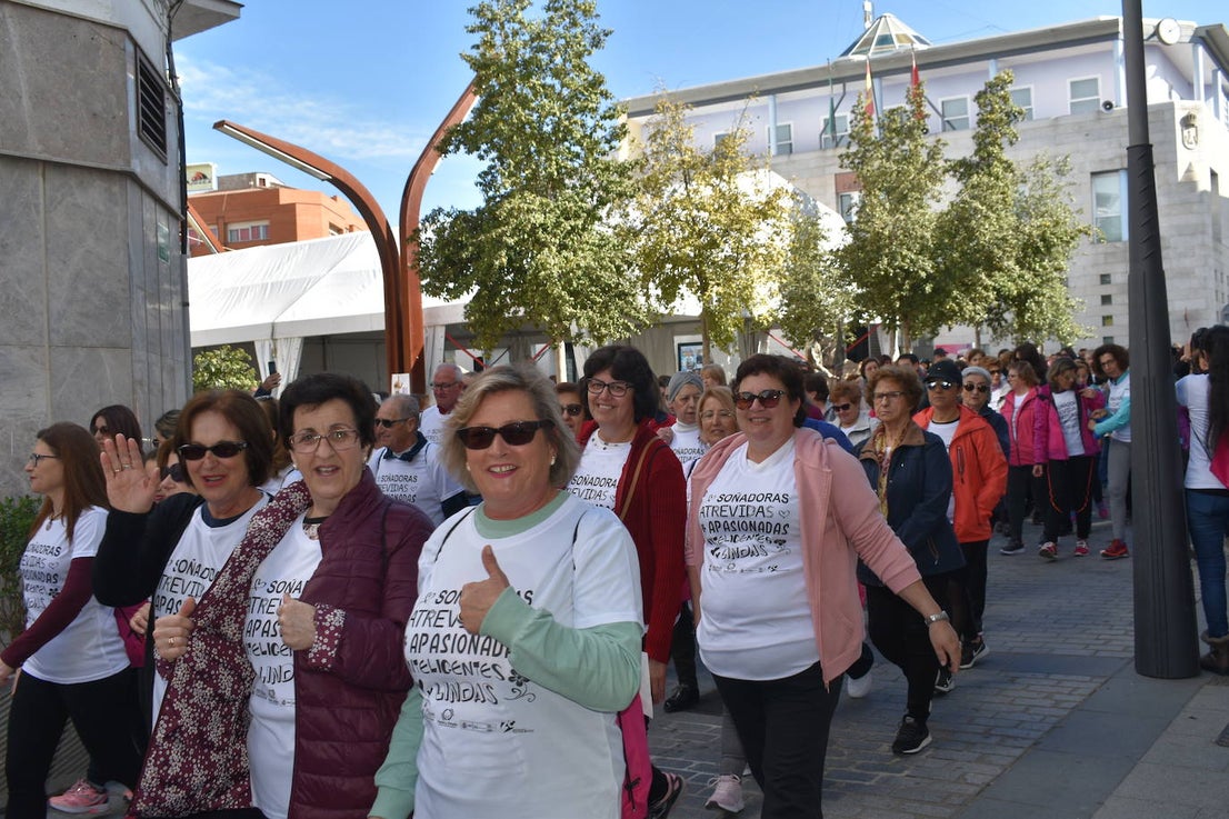 Con motivo del Día de la mujer, 8 de marzo, Miajadas ha destinado esta semana al sexo femenino y a la igualdad de oportunidades bajo el lema 'Soñadoras, atrevidas, apasionadas, inteligentes, lindas,…'. Las actividades culminaron ayer día 7 de marzo con la concentración de los vecinos de los municipios de la Mancomunidad Zona Centro en la localidad, donde celebraron un día de deporte reivindicativo, con la 'V marcha popular de la mujer', en la que participaron 1.200 personas, una Master Class de zumba y la performance 'De mujer a mujer' ofrecida por Meaxadas Teatro. La guinda del día la puso el sorteo de una bicicleta entre los y las participantes de la marcha, que fue a parar a manos de la alonseña Mari Carmen Guerrero. 