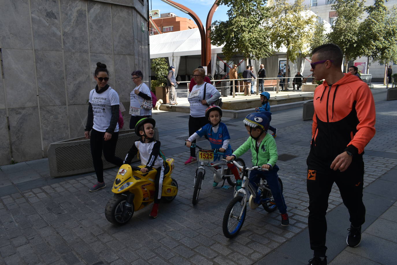 Con motivo del Día de la mujer, 8 de marzo, Miajadas ha destinado esta semana al sexo femenino y a la igualdad de oportunidades bajo el lema 'Soñadoras, atrevidas, apasionadas, inteligentes, lindas,…'. Las actividades culminaron ayer día 7 de marzo con la concentración de los vecinos de los municipios de la Mancomunidad Zona Centro en la localidad, donde celebraron un día de deporte reivindicativo, con la 'V marcha popular de la mujer', en la que participaron 1.200 personas, una Master Class de zumba y la performance 'De mujer a mujer' ofrecida por Meaxadas Teatro. La guinda del día la puso el sorteo de una bicicleta entre los y las participantes de la marcha, que fue a parar a manos de la alonseña Mari Carmen Guerrero. 