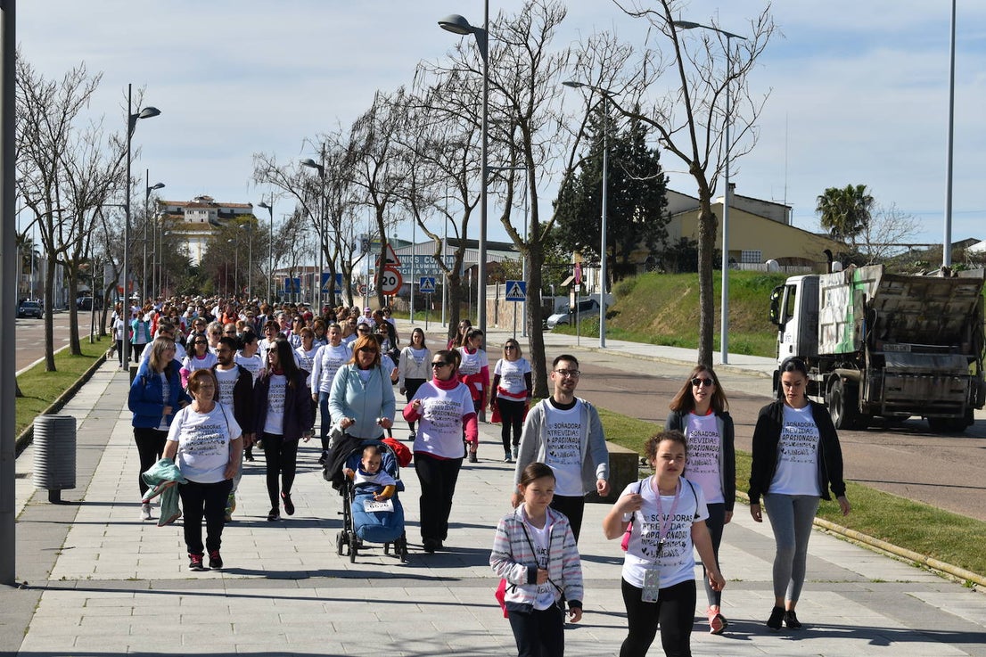 Con motivo del Día de la mujer, 8 de marzo, Miajadas ha destinado esta semana al sexo femenino y a la igualdad de oportunidades bajo el lema 'Soñadoras, atrevidas, apasionadas, inteligentes, lindas,…'. Las actividades culminaron ayer día 7 de marzo con la concentración de los vecinos de los municipios de la Mancomunidad Zona Centro en la localidad, donde celebraron un día de deporte reivindicativo, con la 'V marcha popular de la mujer', en la que participaron 1.200 personas, una Master Class de zumba y la performance 'De mujer a mujer' ofrecida por Meaxadas Teatro. La guinda del día la puso el sorteo de una bicicleta entre los y las participantes de la marcha, que fue a parar a manos de la alonseña Mari Carmen Guerrero. 