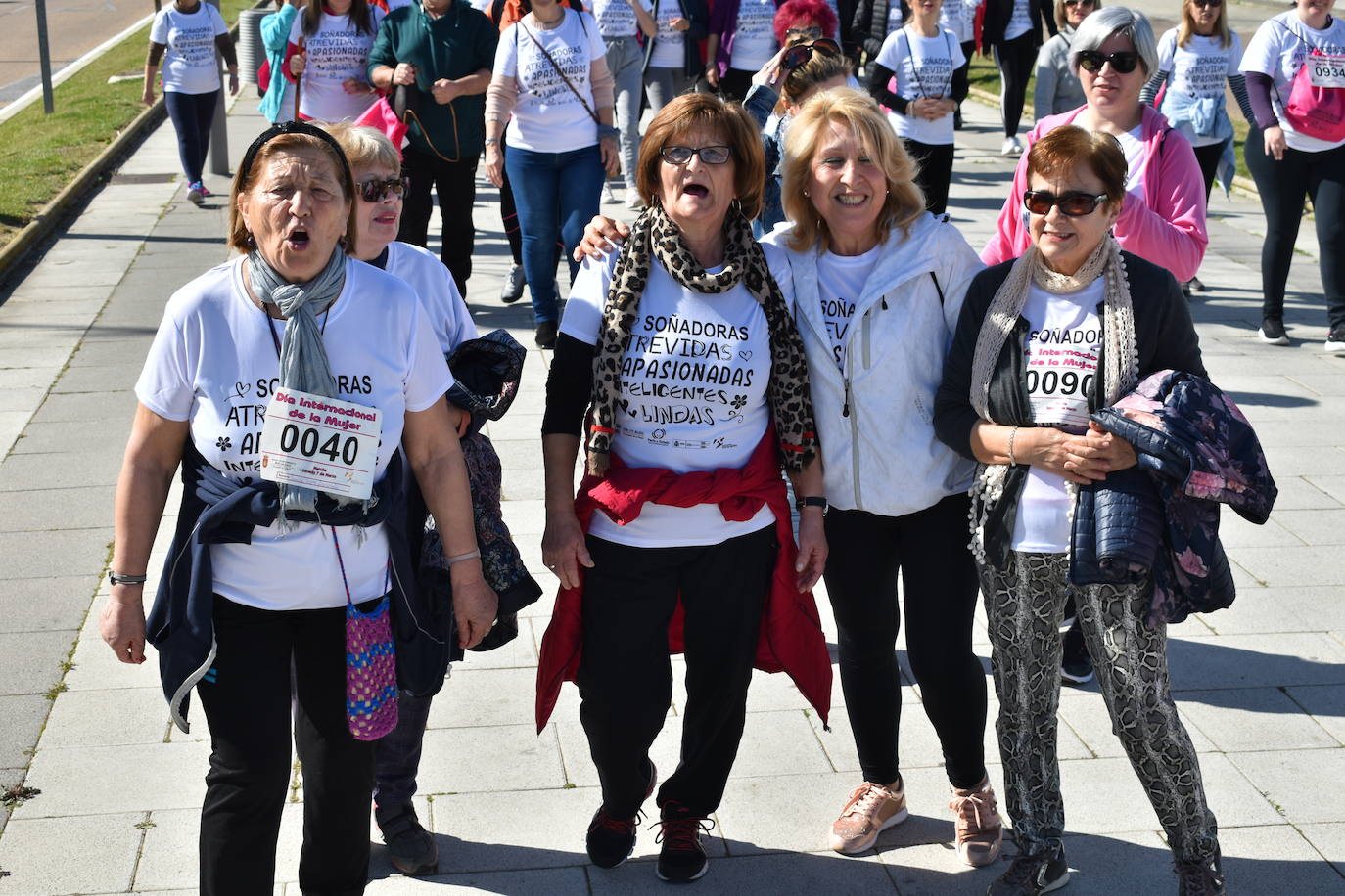 Con motivo del Día de la mujer, 8 de marzo, Miajadas ha destinado esta semana al sexo femenino y a la igualdad de oportunidades bajo el lema 'Soñadoras, atrevidas, apasionadas, inteligentes, lindas,…'. Las actividades culminaron ayer día 7 de marzo con la concentración de los vecinos de los municipios de la Mancomunidad Zona Centro en la localidad, donde celebraron un día de deporte reivindicativo, con la 'V marcha popular de la mujer', en la que participaron 1.200 personas, una Master Class de zumba y la performance 'De mujer a mujer' ofrecida por Meaxadas Teatro. La guinda del día la puso el sorteo de una bicicleta entre los y las participantes de la marcha, que fue a parar a manos de la alonseña Mari Carmen Guerrero. 