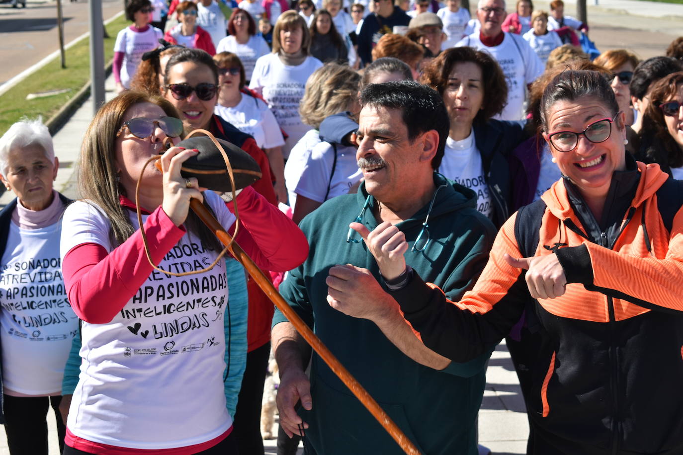 Con motivo del Día de la mujer, 8 de marzo, Miajadas ha destinado esta semana al sexo femenino y a la igualdad de oportunidades bajo el lema 'Soñadoras, atrevidas, apasionadas, inteligentes, lindas,…'. Las actividades culminaron ayer día 7 de marzo con la concentración de los vecinos de los municipios de la Mancomunidad Zona Centro en la localidad, donde celebraron un día de deporte reivindicativo, con la 'V marcha popular de la mujer', en la que participaron 1.200 personas, una Master Class de zumba y la performance 'De mujer a mujer' ofrecida por Meaxadas Teatro. La guinda del día la puso el sorteo de una bicicleta entre los y las participantes de la marcha, que fue a parar a manos de la alonseña Mari Carmen Guerrero. 