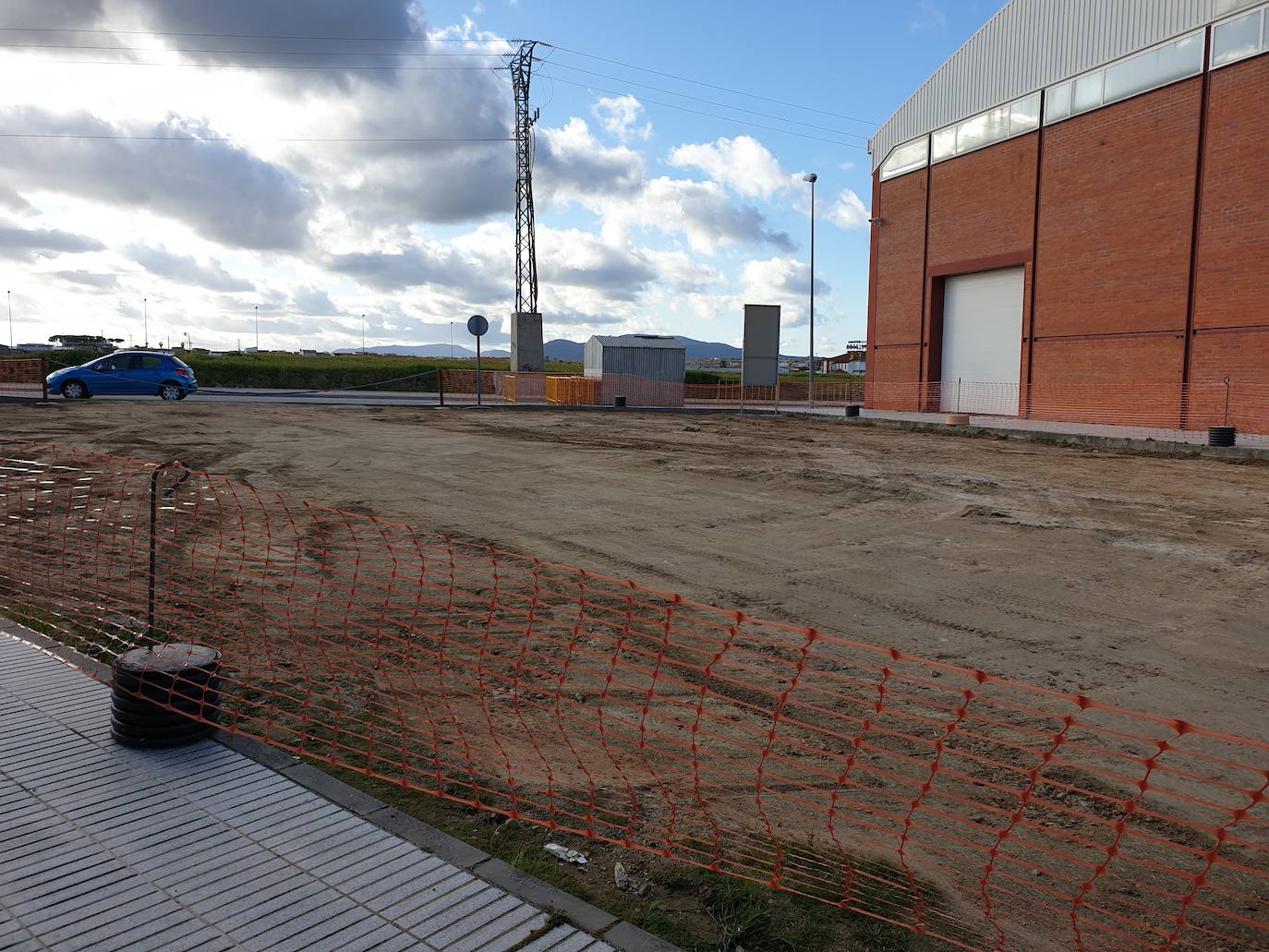 Fotografía del lateral del pabellón realizada desde la puerta del Estadio municipal 