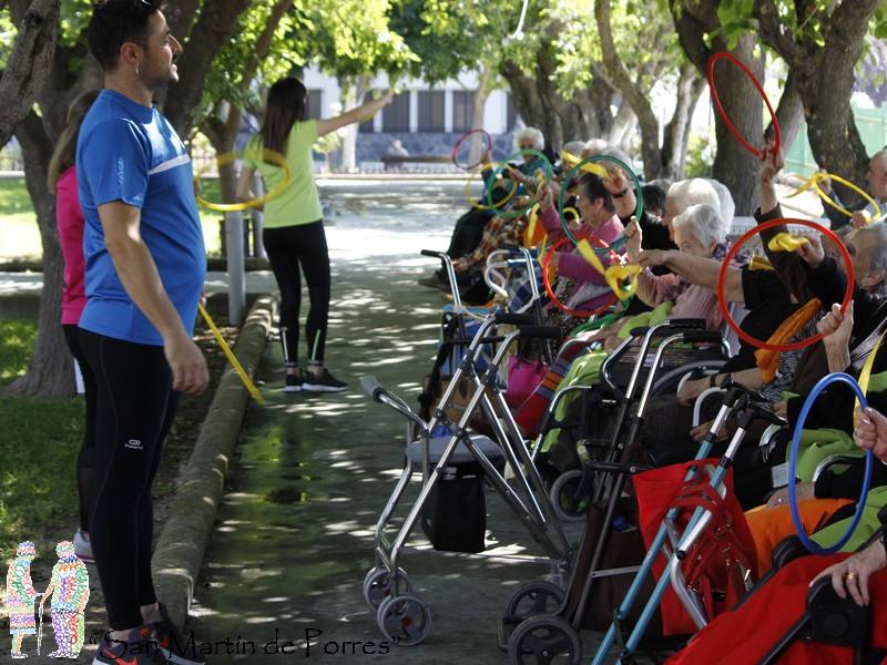 Los mayores de San Martín de Porres durante una clase de gimnasia 