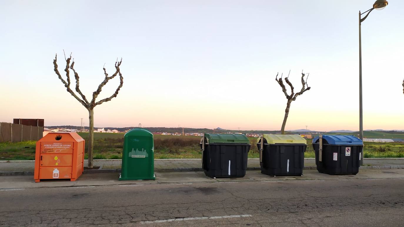 Contenedores de basura de la zona de 'Las 120 viviendas' de Miajadas 