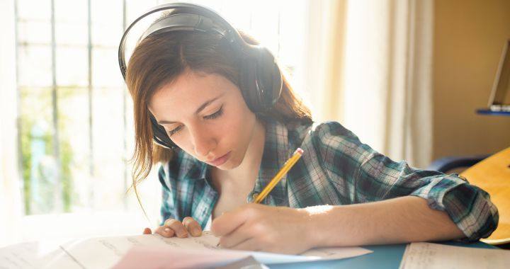 Cómo mantenerse ocupados durante el periodo de aislamiento: Escuchar música