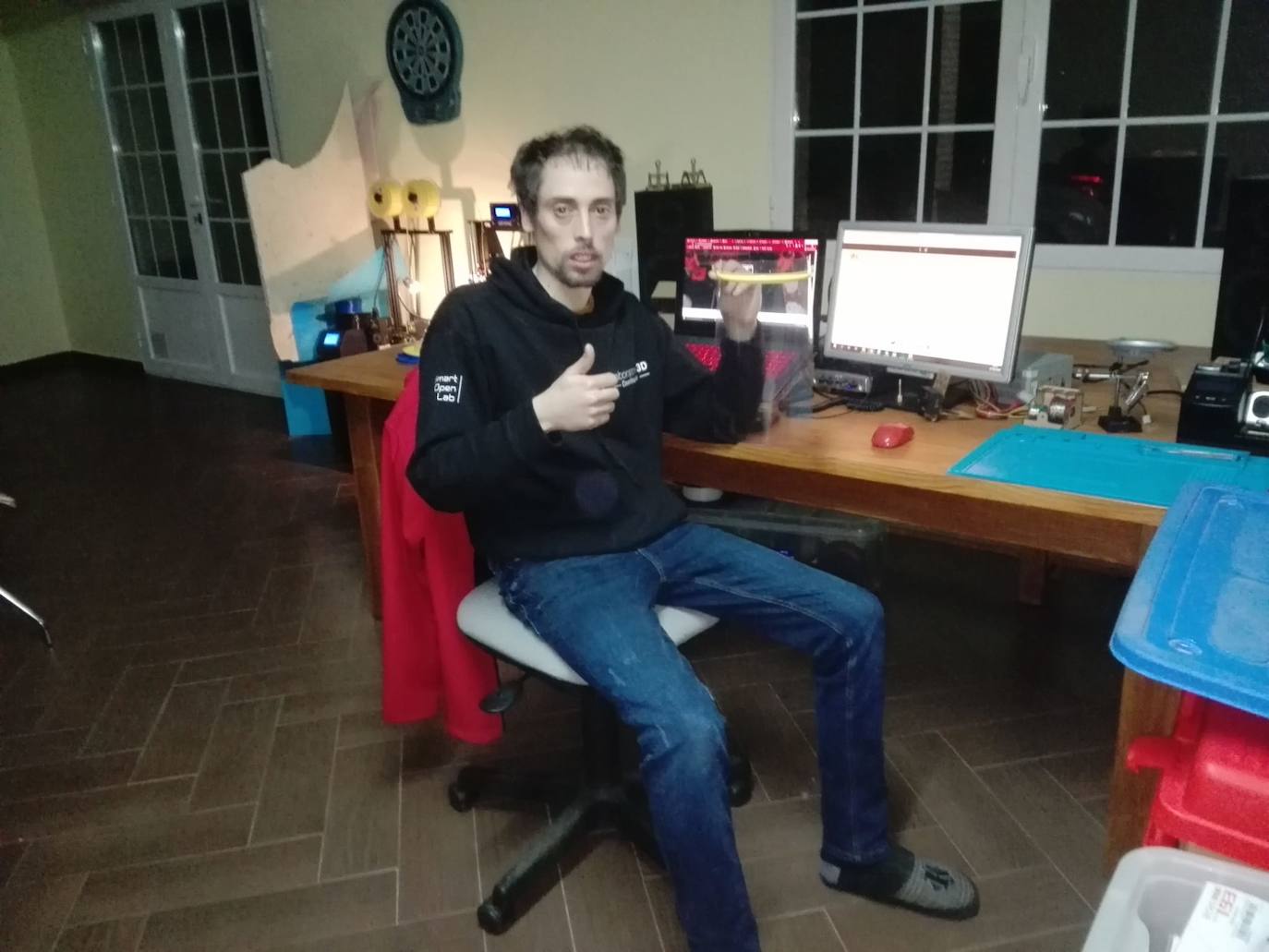 Enrique Pino, componente del grupo miajadeño, en plena elaboración de viseras de madrugada 