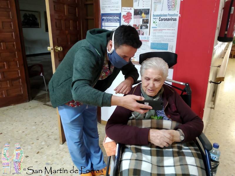 Los mayores de la residencia hablan continuamente con sus familiares 