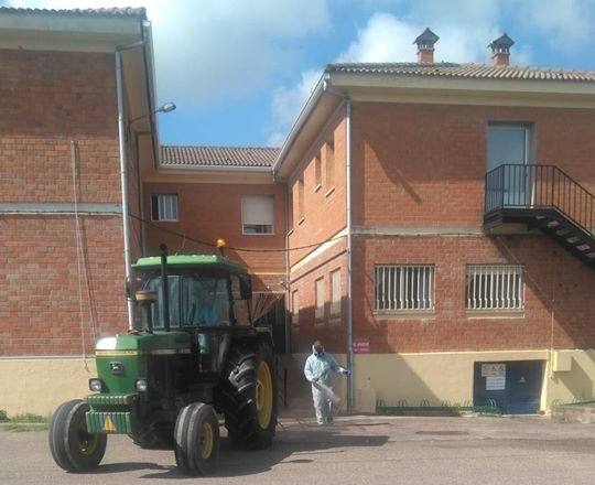 Desinfección de la residencia de mayores San Martín de Porres durante el operativo de esta mañana 