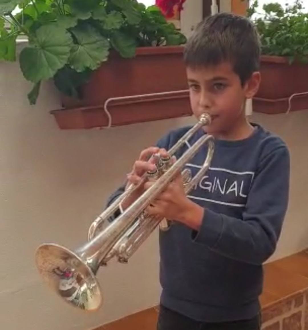 Miguel Fernández Barquilla interpreta el 'Himno de la alegría' con la trompeta 