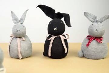Conejitos de Pascua hechos con calcetines 