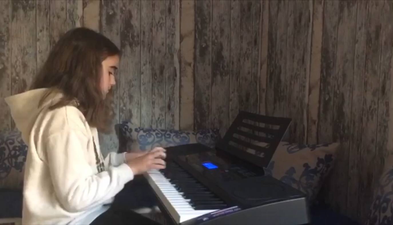 La alumna Natalia Sánchez Vega al piano 