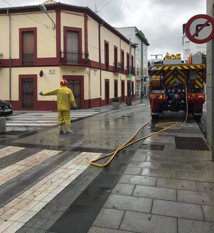 Bomberos del SEPEI desinfectan las calles de Miajadas 
