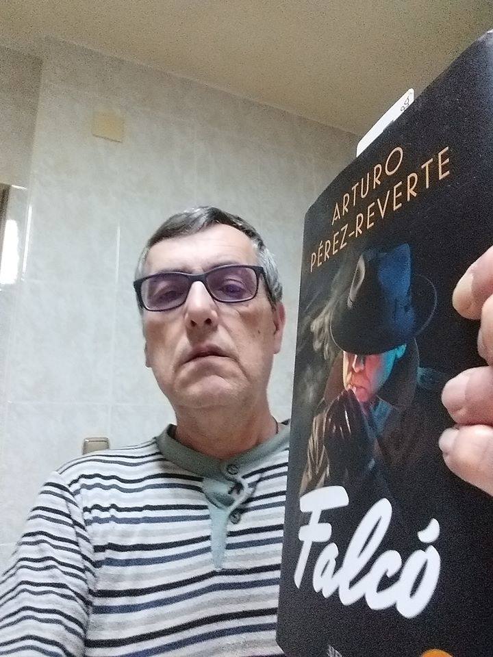 El pasado 23 de abril, con motivo del Día Internacional del libro, los miajadeños viajaron a través de la lectura a los lugares más insospechados. Adultos y niños 'se saltaron el confinamiento' para ir donde su imaginación les llevó, ya que leer un buen libro es la única forma de viajar y vivir aventuras sin tener que salir de casa, y este año más que nunca. Muchos vecinos quisieron compartir sus aventuras y mostrar la importancia de este día. 