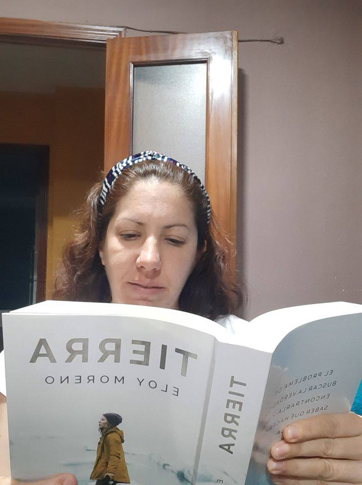 El pasado 23 de abril, con motivo del Día Internacional del libro, los miajadeños viajaron a través de la lectura a los lugares más insospechados. Adultos y niños 'se saltaron el confinamiento' para ir donde su imaginación les llevó, ya que leer un buen libro es la única forma de viajar y vivir aventuras sin tener que salir de casa, y este año más que nunca. Muchos vecinos quisieron compartir sus aventuras y mostrar la importancia de este día. 