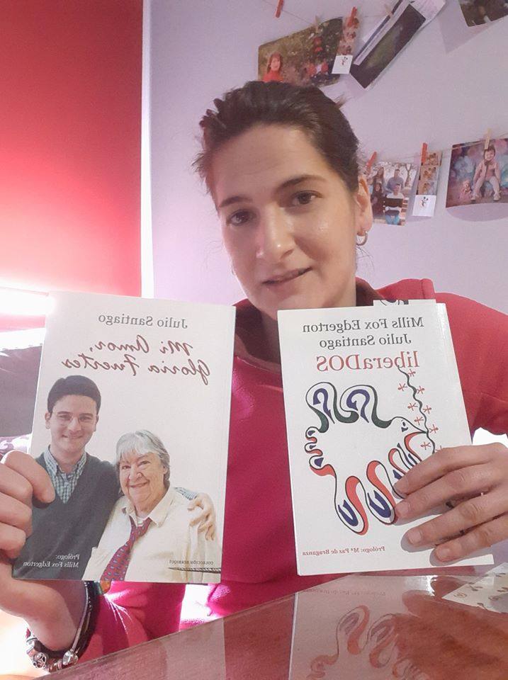 El pasado 23 de abril, con motivo del Día Internacional del libro, los miajadeños viajaron a través de la lectura a los lugares más insospechados. Adultos y niños 'se saltaron el confinamiento' para ir donde su imaginación les llevó, ya que leer un buen libro es la única forma de viajar y vivir aventuras sin tener que salir de casa, y este año más que nunca. Muchos vecinos quisieron compartir sus aventuras y mostrar la importancia de este día. 