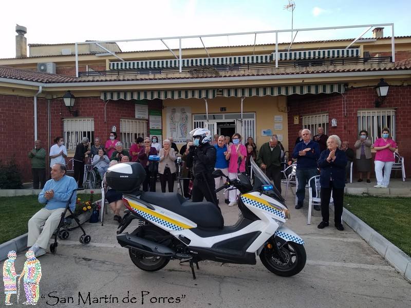 Policía Local de Miajadas acompañó a los mayores de San Martín de Porres en el aplauso de las ocho de la tarde 