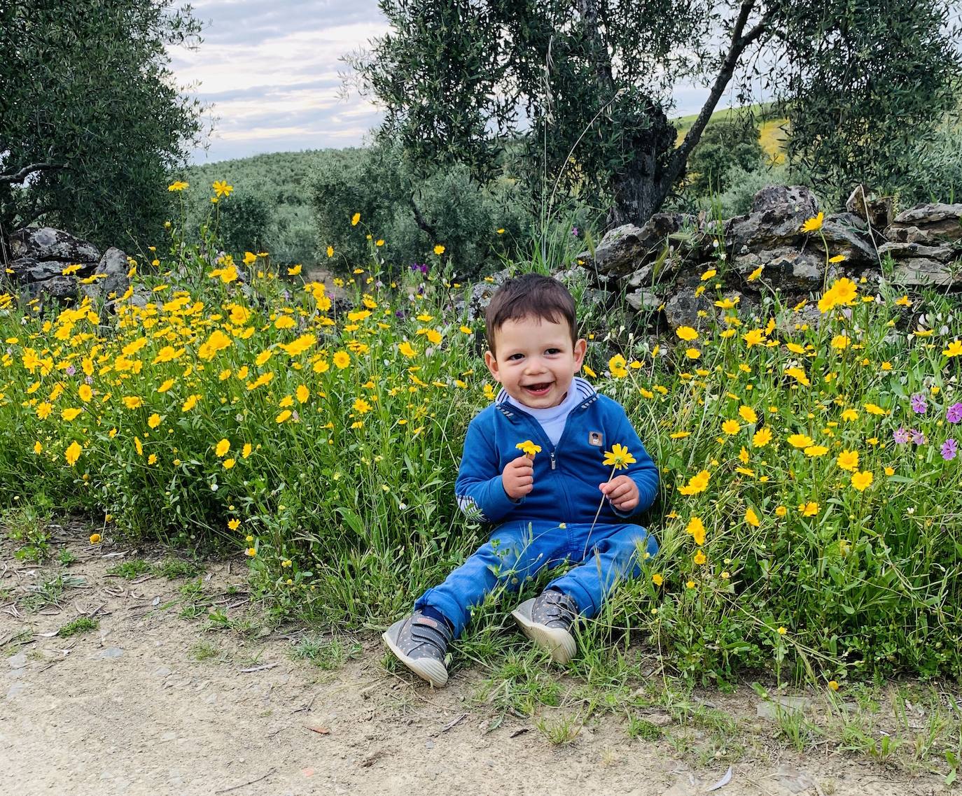 El pequeño miajadeño Darío Vázquez López irradia felicidad cuando sale a pasear 