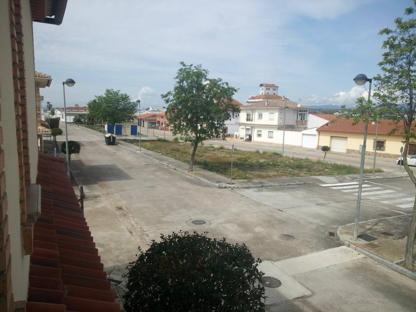 Mediante la iniciativa turística y cultural 'A través de tu ventana', impulsada por el Ayuntamiento, los vecinos de Miajadas comparten las vistas que poseen desde sus ventanas, balcones o terrazas para que todos puedan seguir paseando por sus calles. La calle Infanta Cristina, la avenida Cruz de los Pajares, calle Faldiego, avenida Trujillo, calle Los almendros, calle Andrés Segovia, Los naranjos, plaza La Llanada, el parque de Los Mártires, calle Dos de mayo, calle Castelar, el barrio La estación, la calle Paloma, calle Alfredo Kraus, calle Prim, el barrio de Las 100 viviendas, calle Palacios, calle Canteros, Salvador Dalí, avenida García Siñeriz, calle Medellín, Picasso, Obra Pía, la calle Juan de Ávalos, Acacias, Martín Cerezo, la plaza Santa Teresa o la calle Corredera son algunos de los hermosos rincones de la localidad, vistos ahora con otros ojos. 