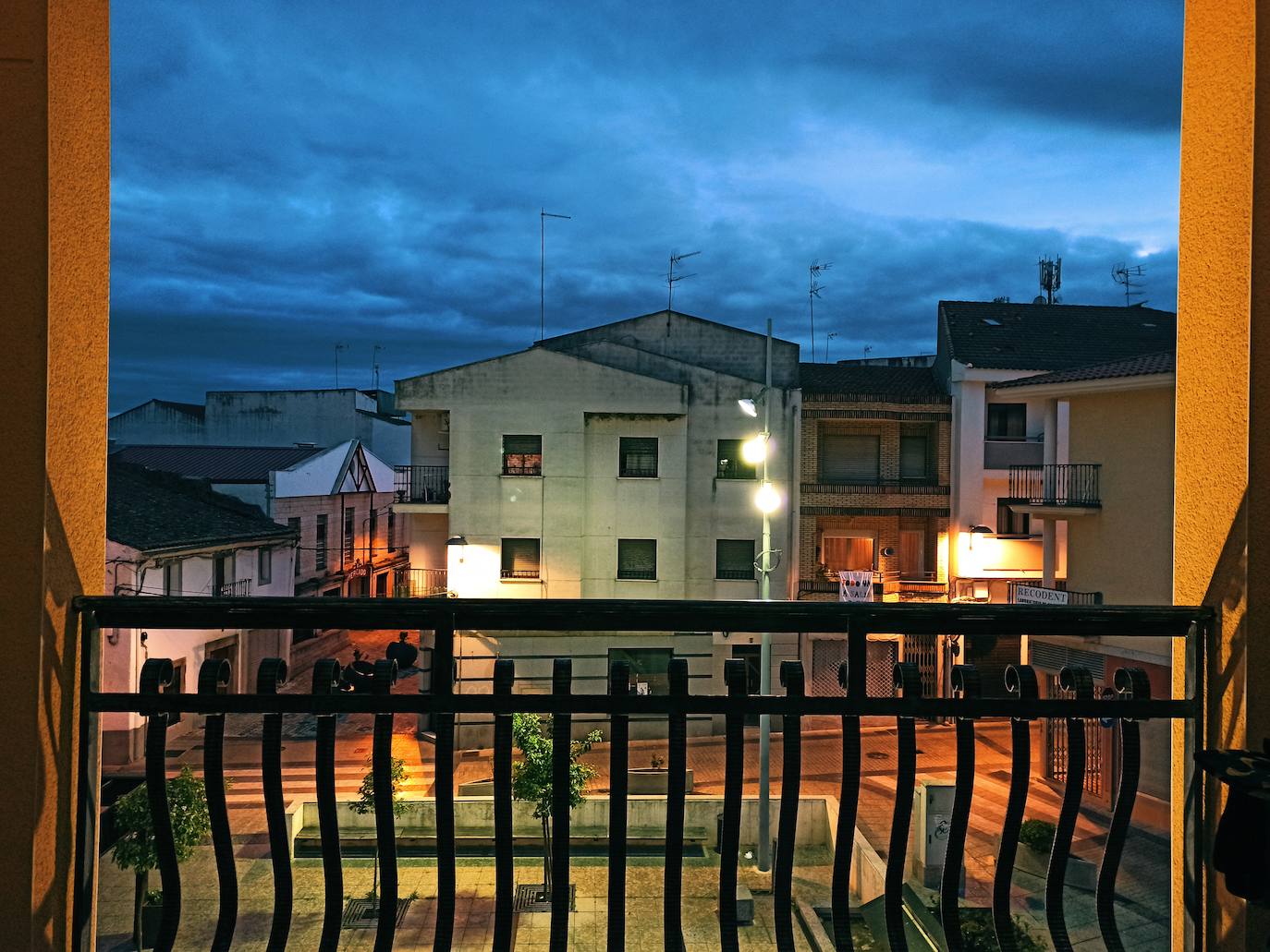 Mediante la iniciativa turística y cultural 'A través de tu ventana', impulsada por el Ayuntamiento, los vecinos de Miajadas comparten las vistas que poseen desde sus ventanas, balcones o terrazas para que todos puedan seguir paseando por sus calles. La calle Infanta Cristina, la avenida Cruz de los Pajares, calle Faldiego, avenida Trujillo, calle Los almendros, calle Andrés Segovia, Los naranjos, plaza La Llanada, el parque de Los Mártires, calle Dos de mayo, calle Castelar, el barrio La estación, la calle Paloma, calle Alfredo Kraus, calle Prim, el barrio de Las 100 viviendas, calle Palacios, calle Canteros, Salvador Dalí, avenida García Siñeriz, calle Medellín, Picasso, Obra Pía, la calle Juan de Ávalos, Acacias, Martín Cerezo, la plaza Santa Teresa o la calle Corredera son algunos de los hermosos rincones de la localidad, vistos ahora con otros ojos. 