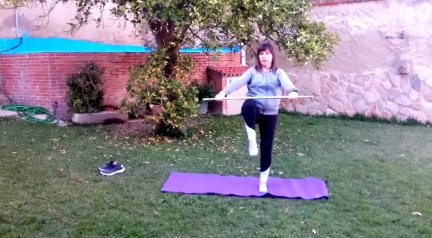 Paqui Soto realiza las clases de Pilates con materiales que puede haber en casa 