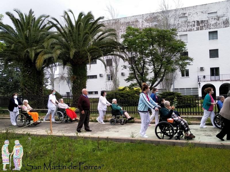 Las instalaciones disponen de un gran jardín en el que pasean cuando hace buen tiempo 