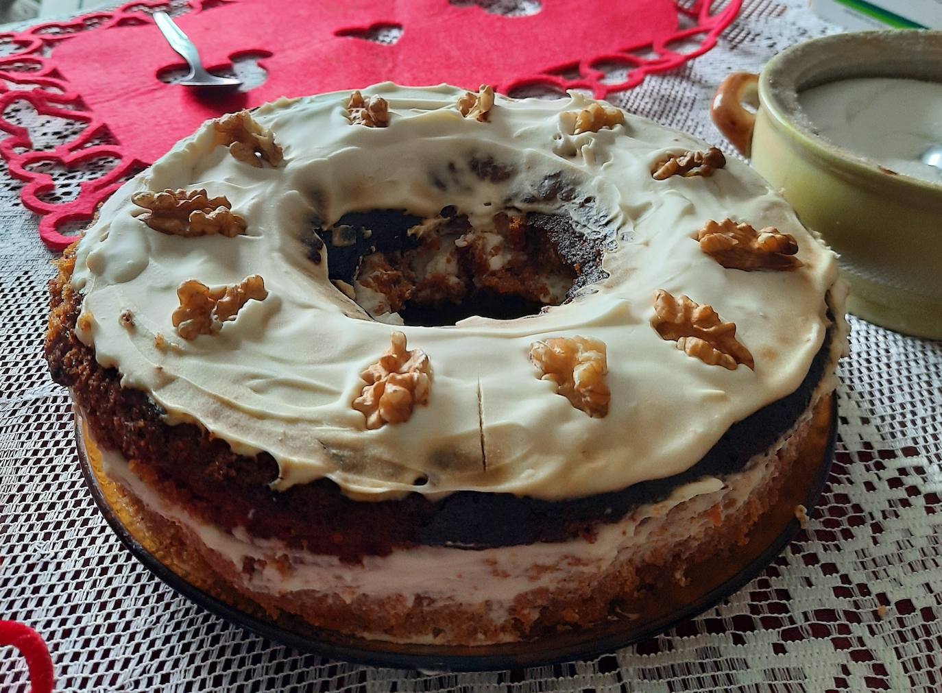 Bizcocho de zanahoria y nueces con crema de nata 
