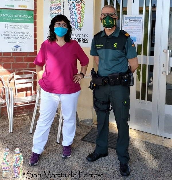 Susana Sanz, directora de la residencia, junto al Sargento de la Guardia Civil de Miajadas 