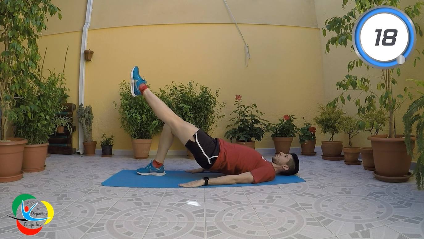 Sergio García muestra cómo estos ejercicios trabajan abdominales, glúteos y piernas 