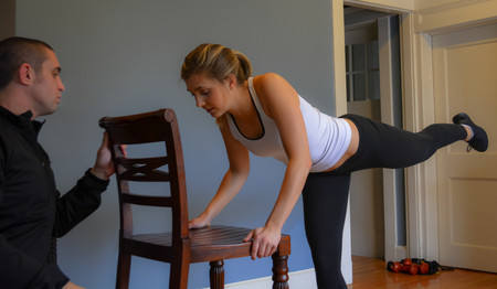 Una buena forma para practicar en casa la resistencia aeróbica es utilizar una silla 
