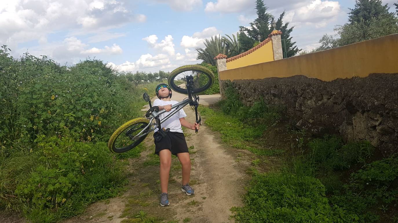 Primero fueron los niños quienes salieron a la calle y una semana después los adultos. Los miajadeños grandes y pequeños van ganando, poco a poco, espacios a la normalidad y al disfrute. Los niños, felices, hacen uso de todas las ganas que han acumulado durante el confinamiento. Los deportistas, por su parte, no se lo piensan dos veces, cogen la equipación y salen a disfrutar de su deporte favorito. 