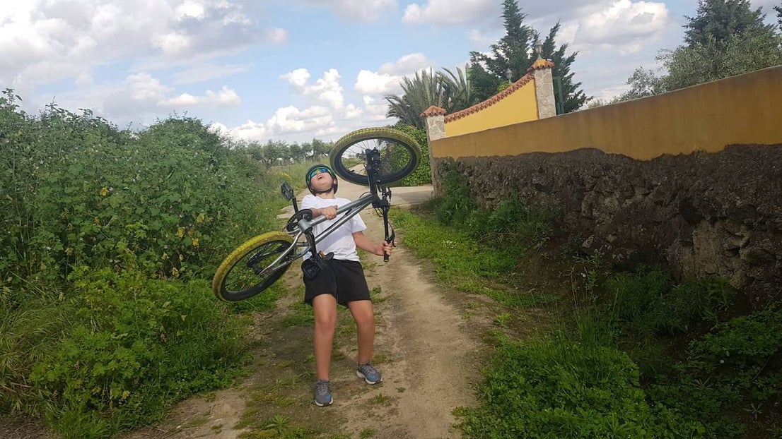 Primero fueron los niños quienes salieron a la calle y una semana después los adultos. Los miajadeños grandes y pequeños van ganando, poco a poco, espacios a la normalidad y al disfrute. Los niños, felices, hacen uso de todas las ganas que han acumulado durante el confinamiento. Los deportistas, por su parte, no se lo piensan dos veces, cogen la equipación y salen a disfrutar de su deporte favorito. 