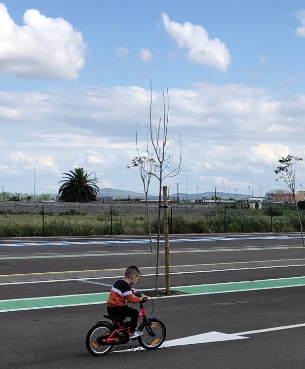 Primero fueron los niños quienes salieron a la calle y una semana después los adultos. Los miajadeños grandes y pequeños van ganando, poco a poco, espacios a la normalidad y al disfrute. Los niños, felices, hacen uso de todas las ganas que han acumulado durante el confinamiento. Los deportistas, por su parte, no se lo piensan dos veces, cogen la equipación y salen a disfrutar de su deporte favorito. 