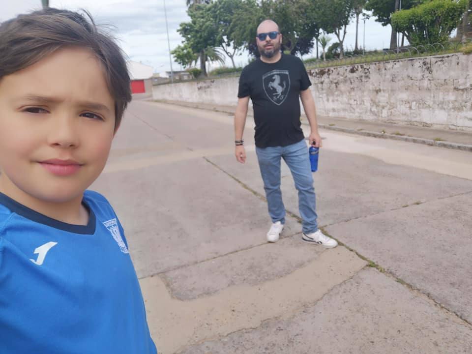 Primero fueron los niños quienes salieron a la calle y una semana después los adultos. Los miajadeños grandes y pequeños van ganando, poco a poco, espacios a la normalidad y al disfrute. Los niños, felices, hacen uso de todas las ganas que han acumulado durante el confinamiento. Los deportistas, por su parte, no se lo piensan dos veces, cogen la equipación y salen a disfrutar de su deporte favorito. 