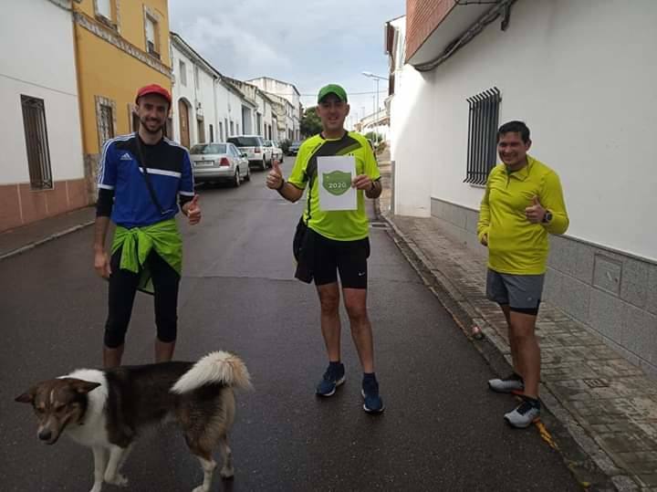 Primero fueron los niños quienes salieron a la calle y una semana después los adultos. Los miajadeños grandes y pequeños van ganando, poco a poco, espacios a la normalidad y al disfrute. Los niños, felices, hacen uso de todas las ganas que han acumulado durante el confinamiento. Los deportistas, por su parte, no se lo piensan dos veces, cogen la equipación y salen a disfrutar de su deporte favorito. 