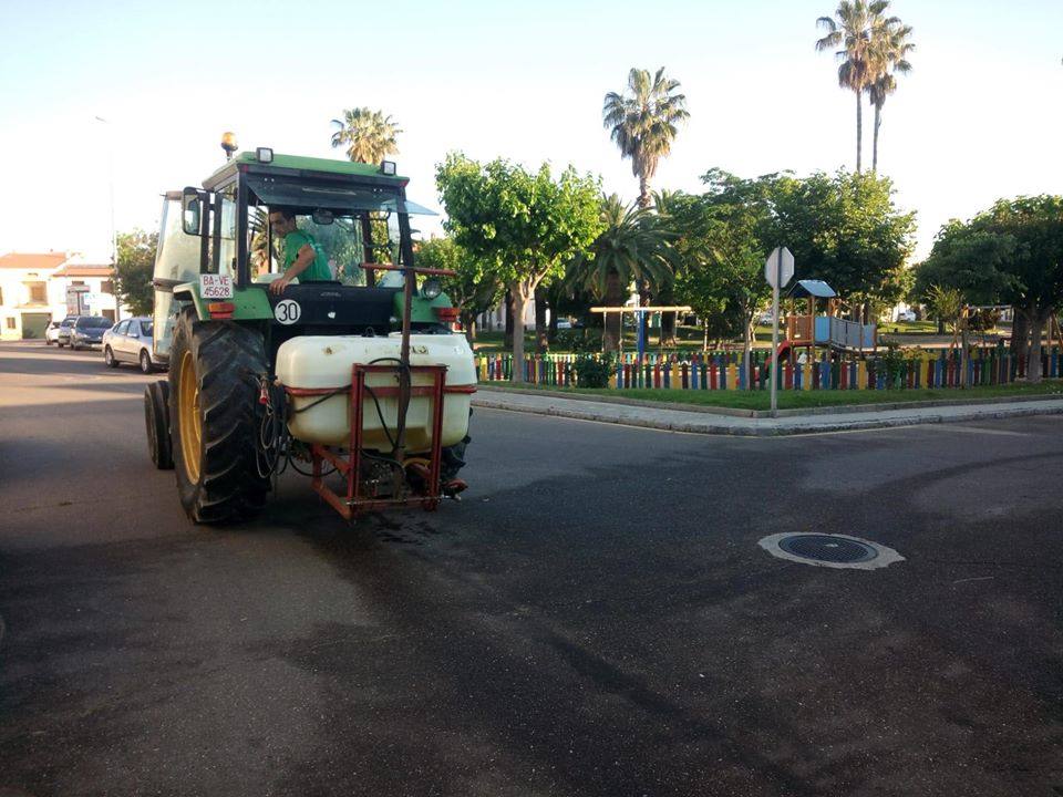 Desinfección en la zona del Parque de los Mártires, Miajadas 