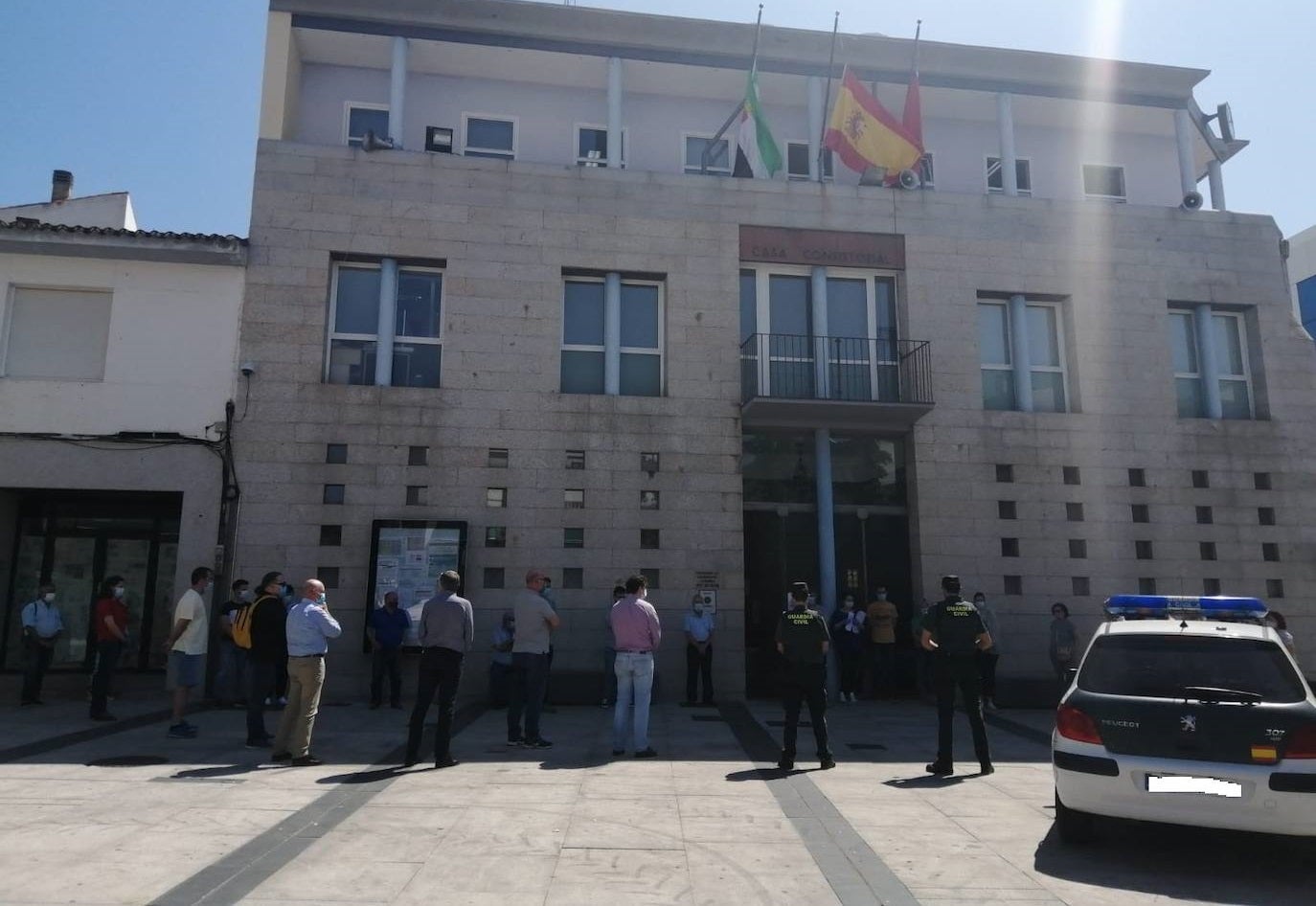 Minuto de silencio guardado a las puertas del ayuntamiento de Miajadas 