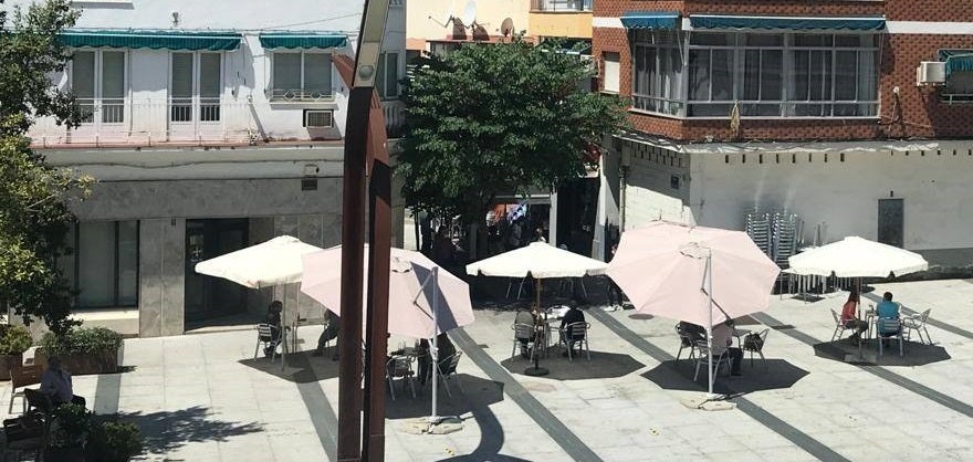 Las terrazas, como la del Ágora, están llenas de clientes que salen a tomar algo con amigos 