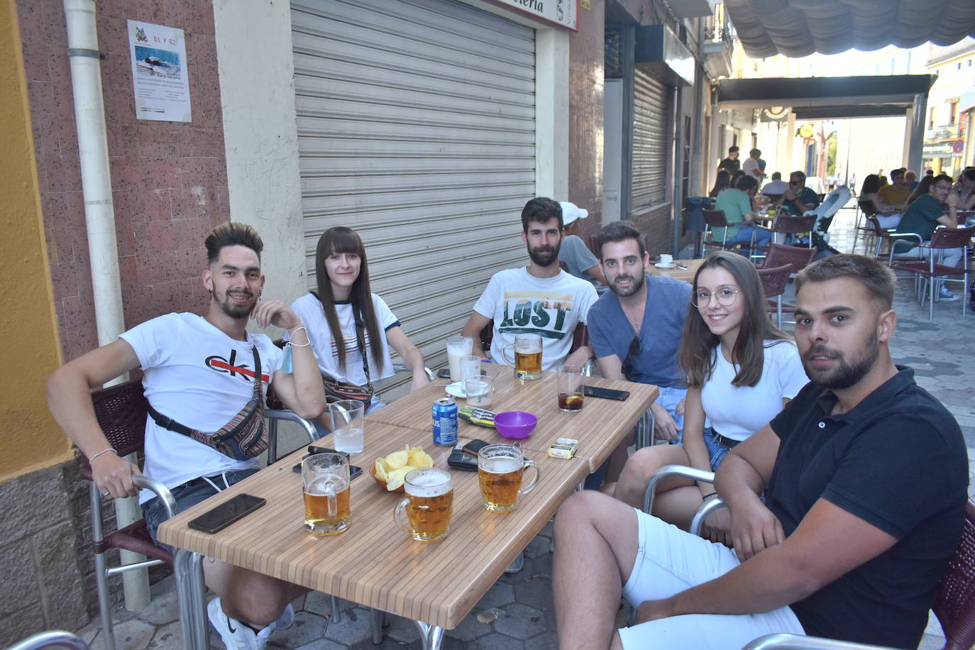 Los españoles echaban de menos los bares, los extremeños las cañas con sus tapitas, y los miajadeños el trato con los dueños de los bares, casi todos vecinos al fin y al cabo. El ambiente de la localidad ha cambiado radicalmente en cuanto las terrazas han vuelto a inundar las calles, llenas por supuesto. Los vecinos de Miajadas han respondido muy bien a la reapertura de la hostelería, lo echaban de menos y, aunque con un poco de miedo al principio, poco a poco van saboreando con más tranquilidad el gusto de una cerveza bien fría, un buen vino, un refresco o una copa en la mejor compañía, esa de la que no pudieron disfrutar en dos meses. 