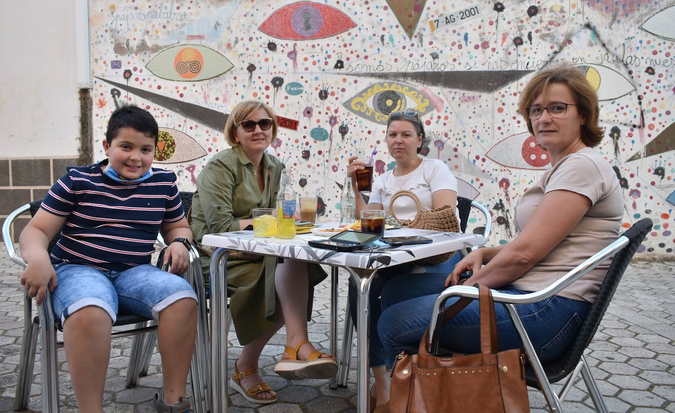 Los españoles echaban de menos los bares, los extremeños las cañas con sus tapitas, y los miajadeños el trato con los dueños de los bares, casi todos vecinos al fin y al cabo. El ambiente de la localidad ha cambiado radicalmente en cuanto las terrazas han vuelto a inundar las calles, llenas por supuesto. Los vecinos de Miajadas han respondido muy bien a la reapertura de la hostelería, lo echaban de menos y, aunque con un poco de miedo al principio, poco a poco van saboreando con más tranquilidad el gusto de una cerveza bien fría, un buen vino, un refresco o una copa en la mejor compañía, esa de la que no pudieron disfrutar en dos meses. 