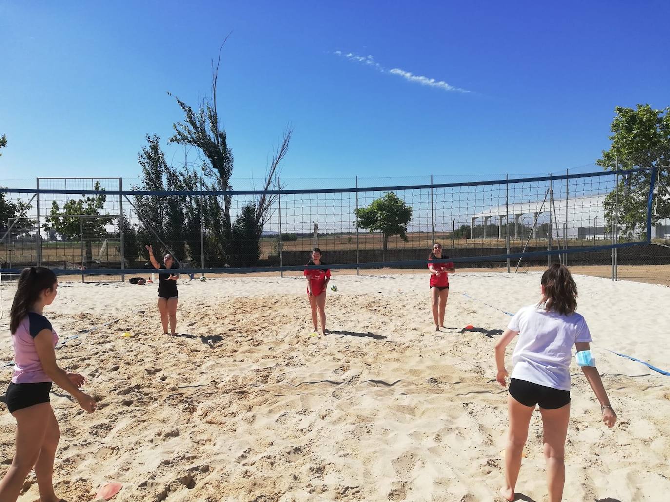 Esta semana los chicos y chicas han entrenado el gesto técnico del saque 