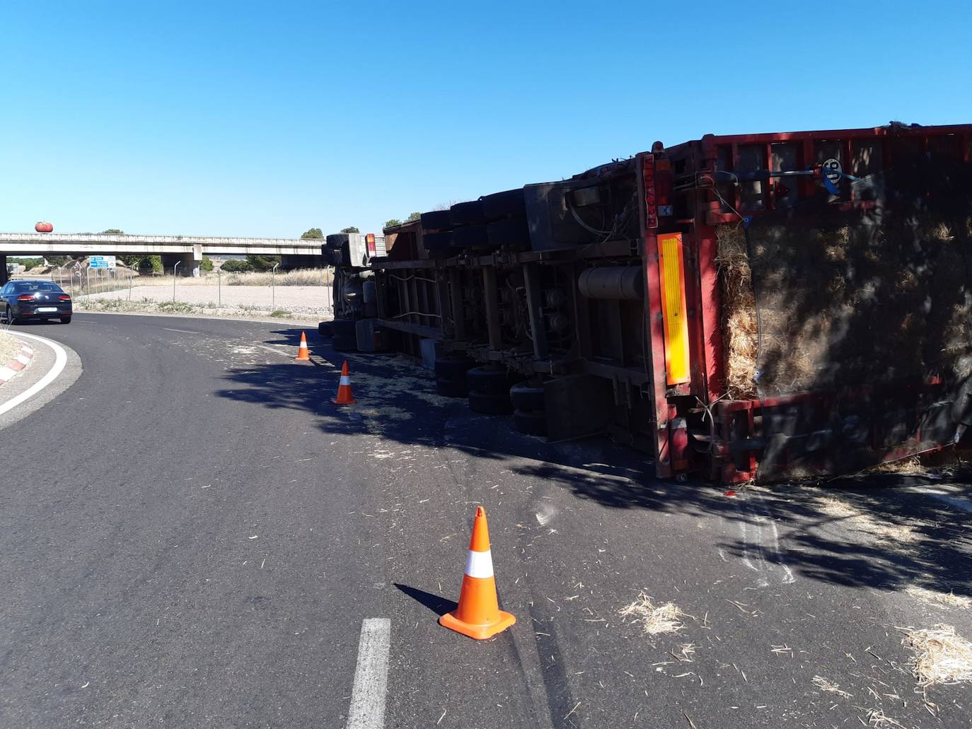 La caja del camión iba cargada de paja 